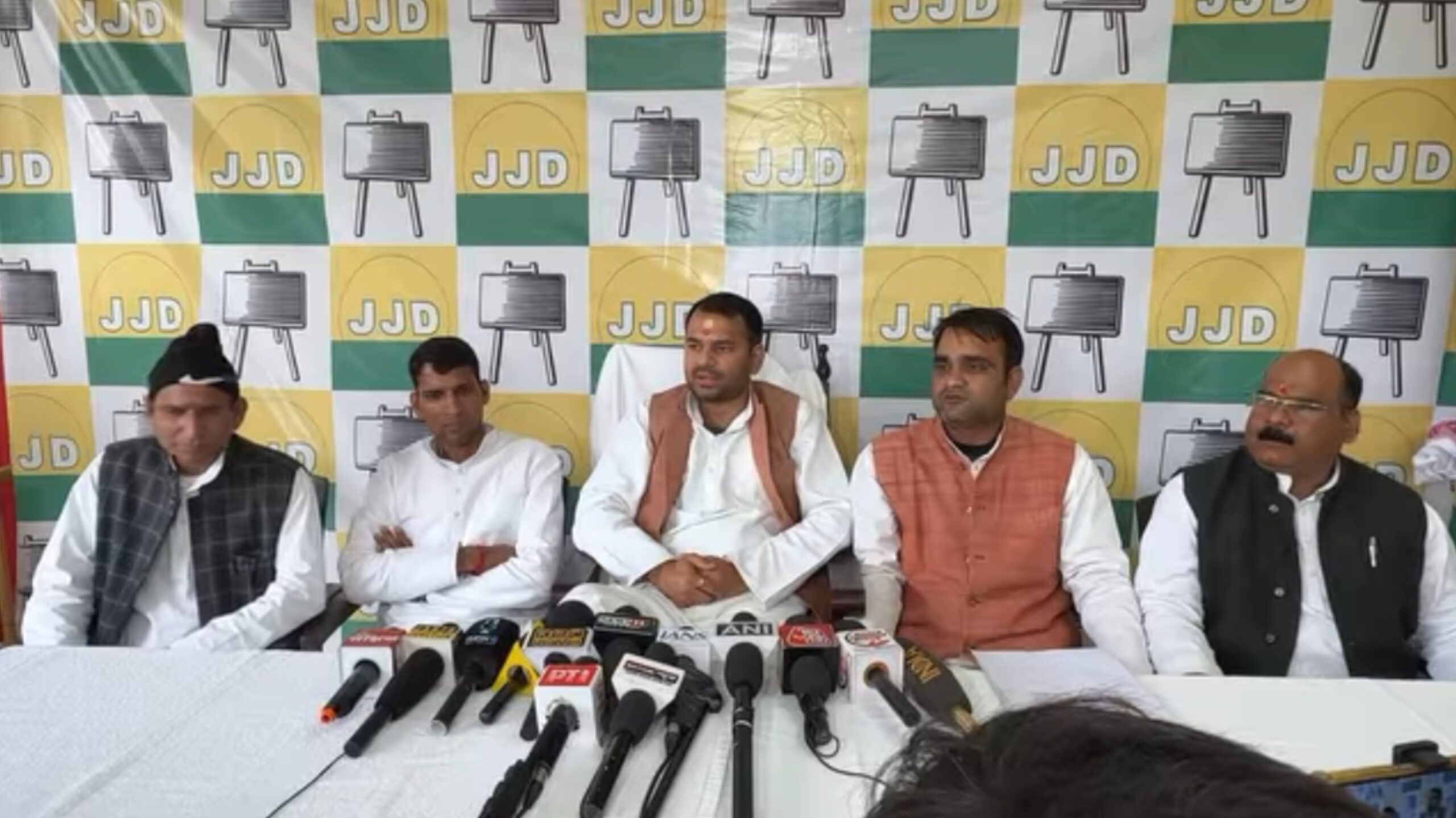 पिता बनने की अफवाह पर भड़के तेजप्रताप यादव, बोले—“मेरी कोई बेटी नहीं, ये झूठी खबर”