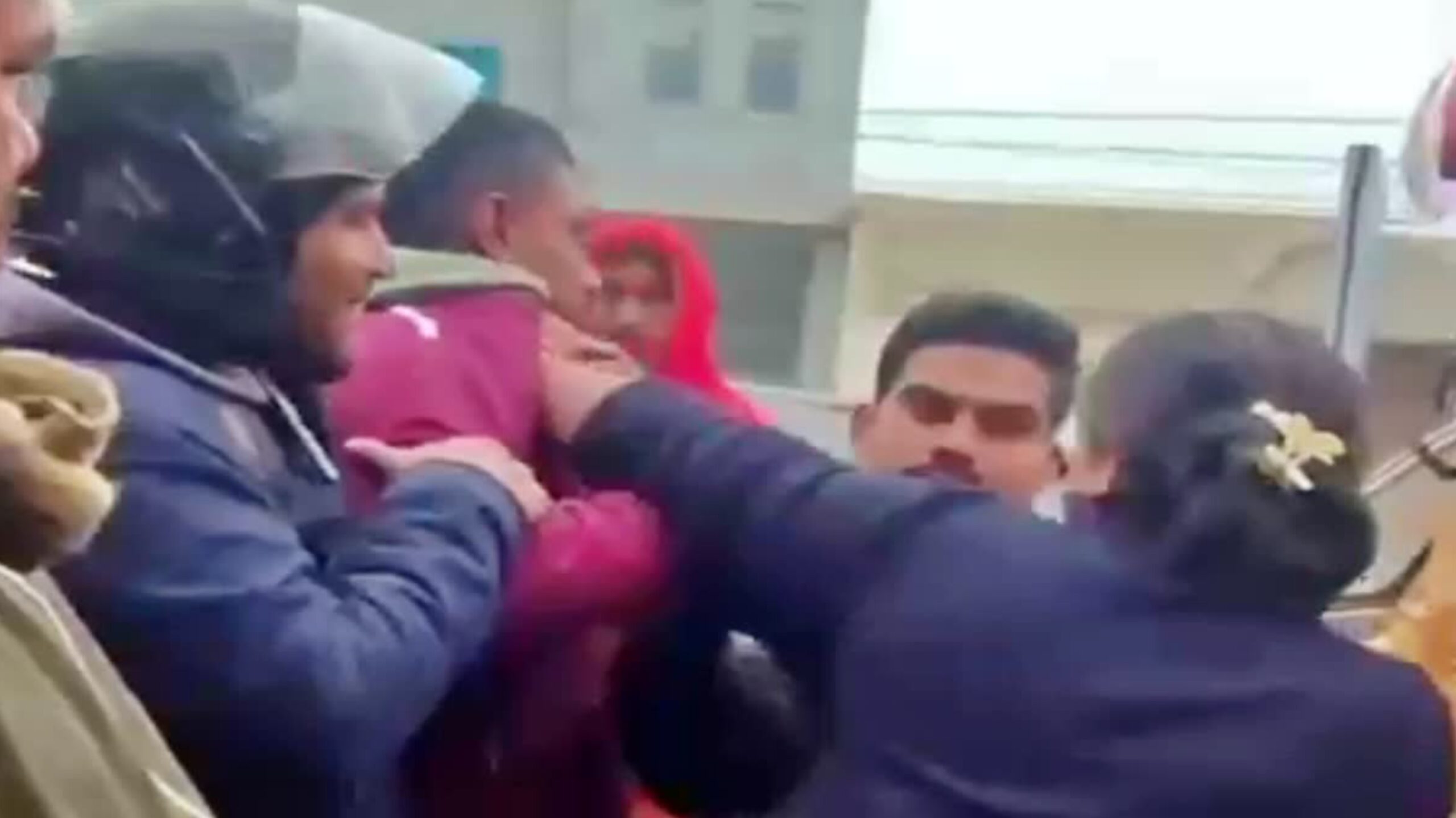 बेतिया में बीच सड़क हाई वोल्टेज ड्रामा, फाइनेंस कर्मी की महिला ने की पिटाई