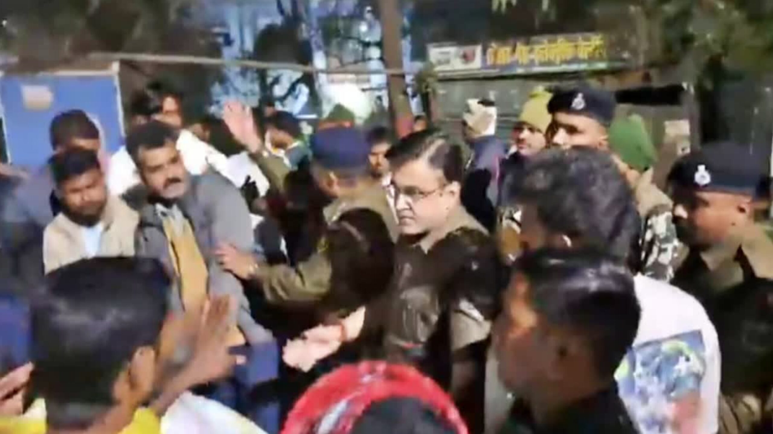 लखीसराय में रेलकर्मी की गोली मारकर हत्या, हाईवे-30 जाम कर परिजनों का प्रदर्शन