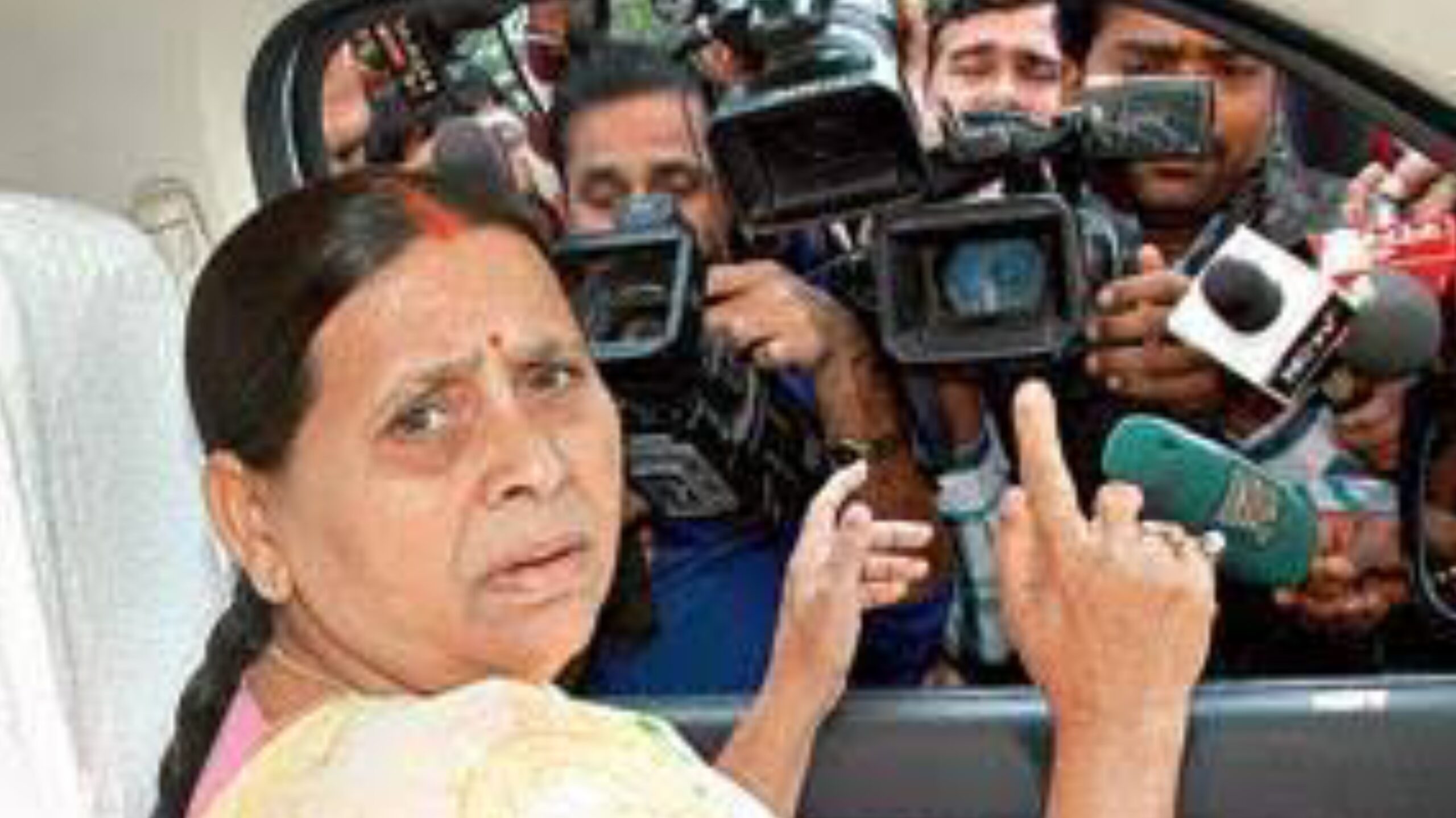 बिहार में कानून-व्यवस्था को लेकर विपक्ष का हंगामा, राबड़ी देवी बोलीं– ‘अहंकारी सरकार लोगों को बोलने नहीं देती’