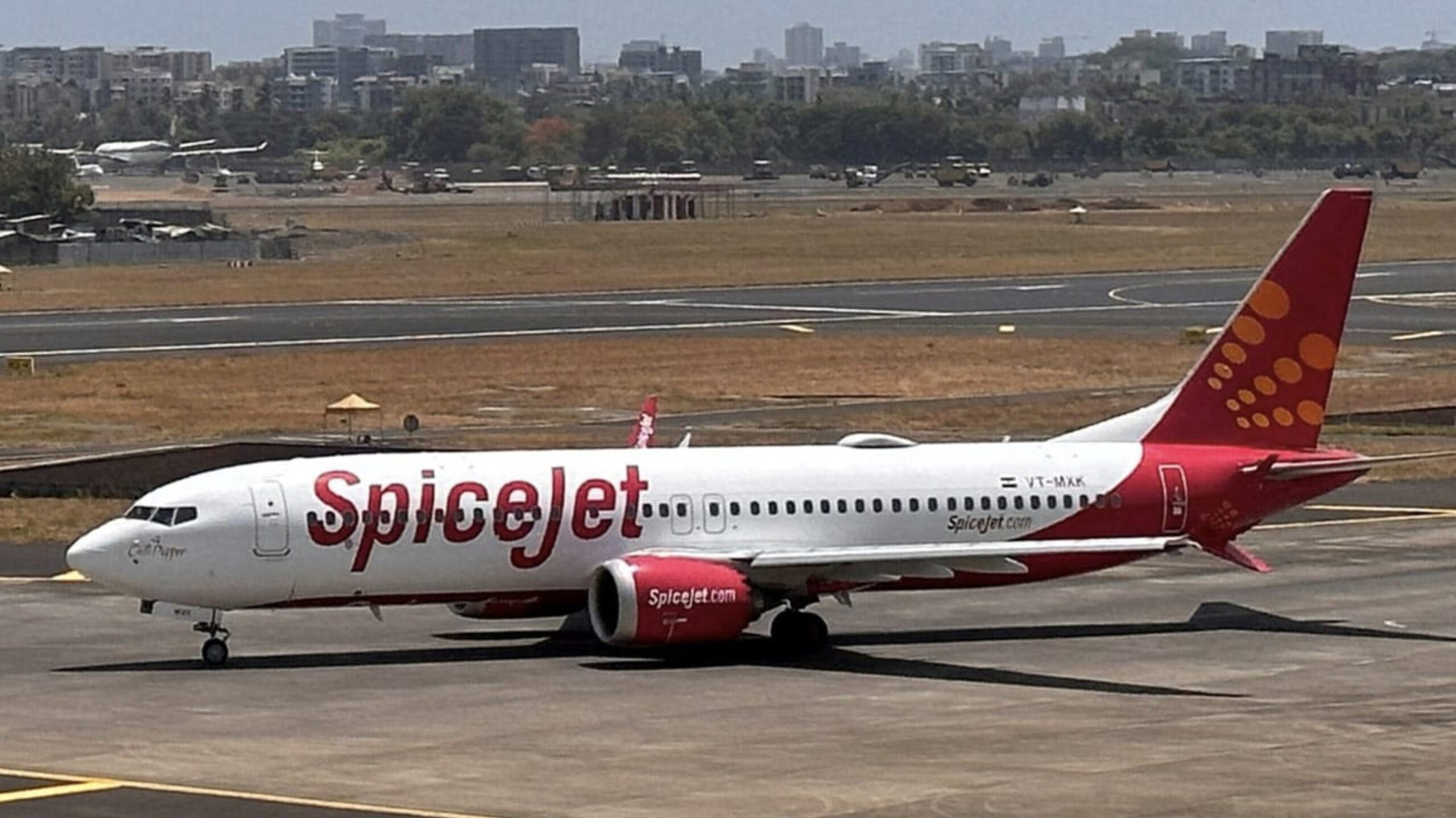 दिल्ली से लेह जा रही SpiceJet की फ्लाइट को टेक्निकल खराबी के कारण इमरजेंसी लैंडिंग करनी पड़ी