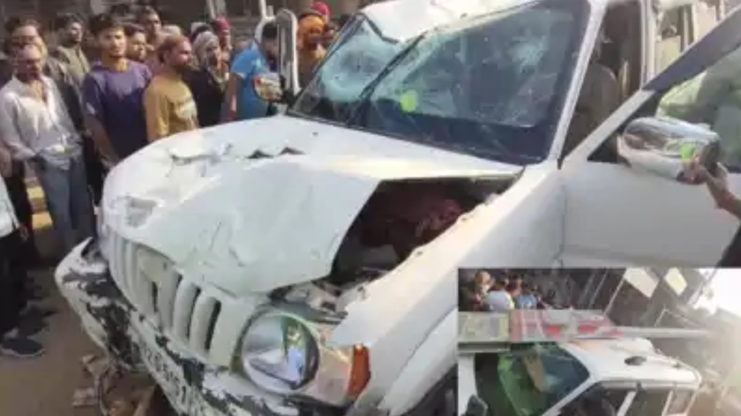 बिहार में तेज रफ्तार स्कॉर्पियो दुकान में घुसा, बिजली पोल गिरने से दो गंभीर घायल