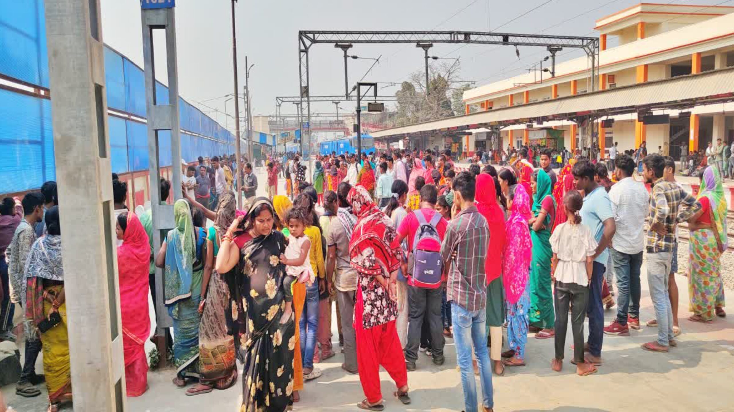 मधेपुरा रेलवे स्टेशन पर महिला का संदिग्ध शव मिलने से सनसनी, दो मासूम बेटियां घंटों बैठीं रहीं पास