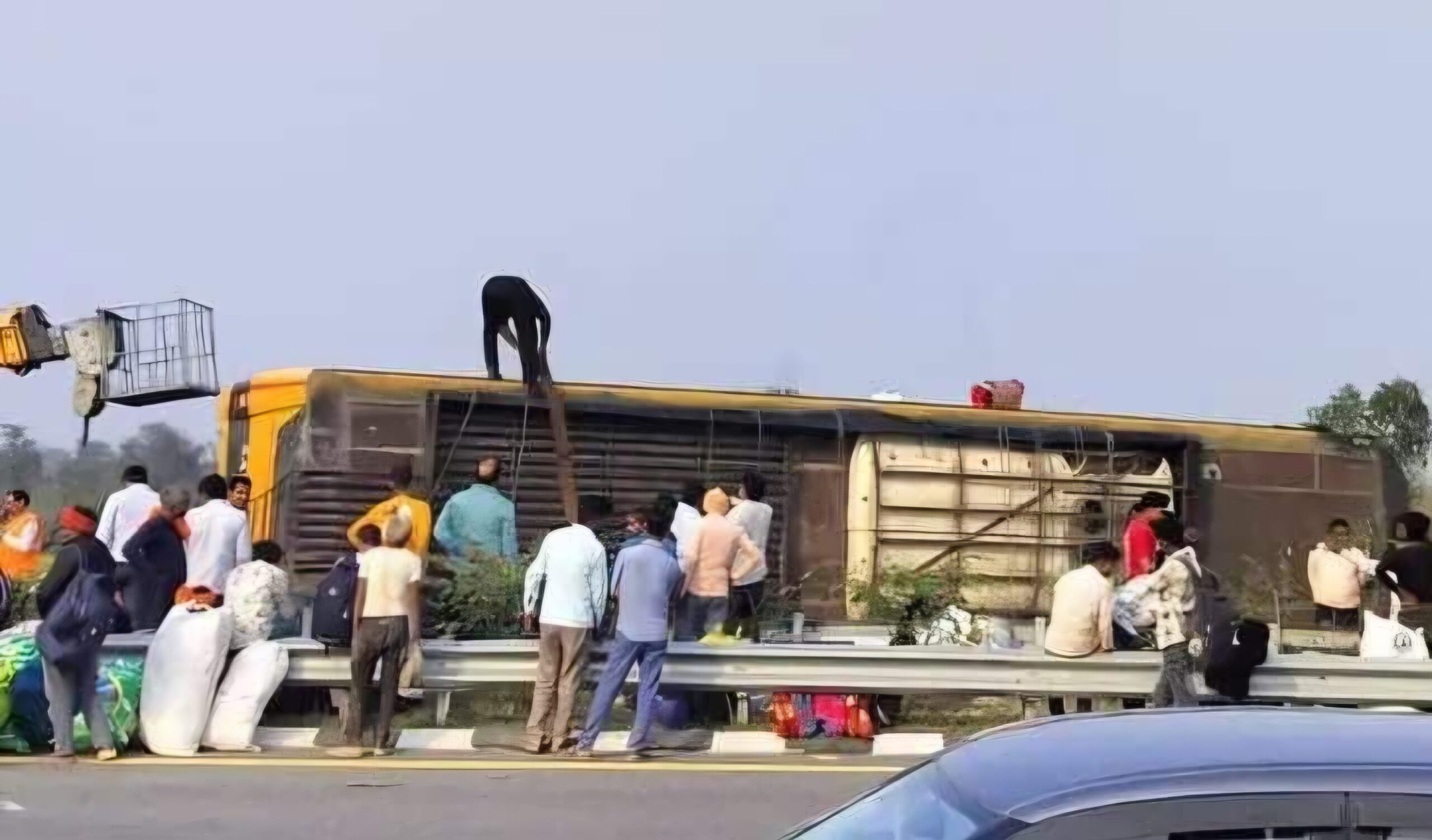 भीषण सड़क हादसा: पूर्वांचल एक्सप्रेसवे पर अररिया जा रही बस पलटी; 7 की मौत, 40 से अधिक घायल, मची चीख-पुकार