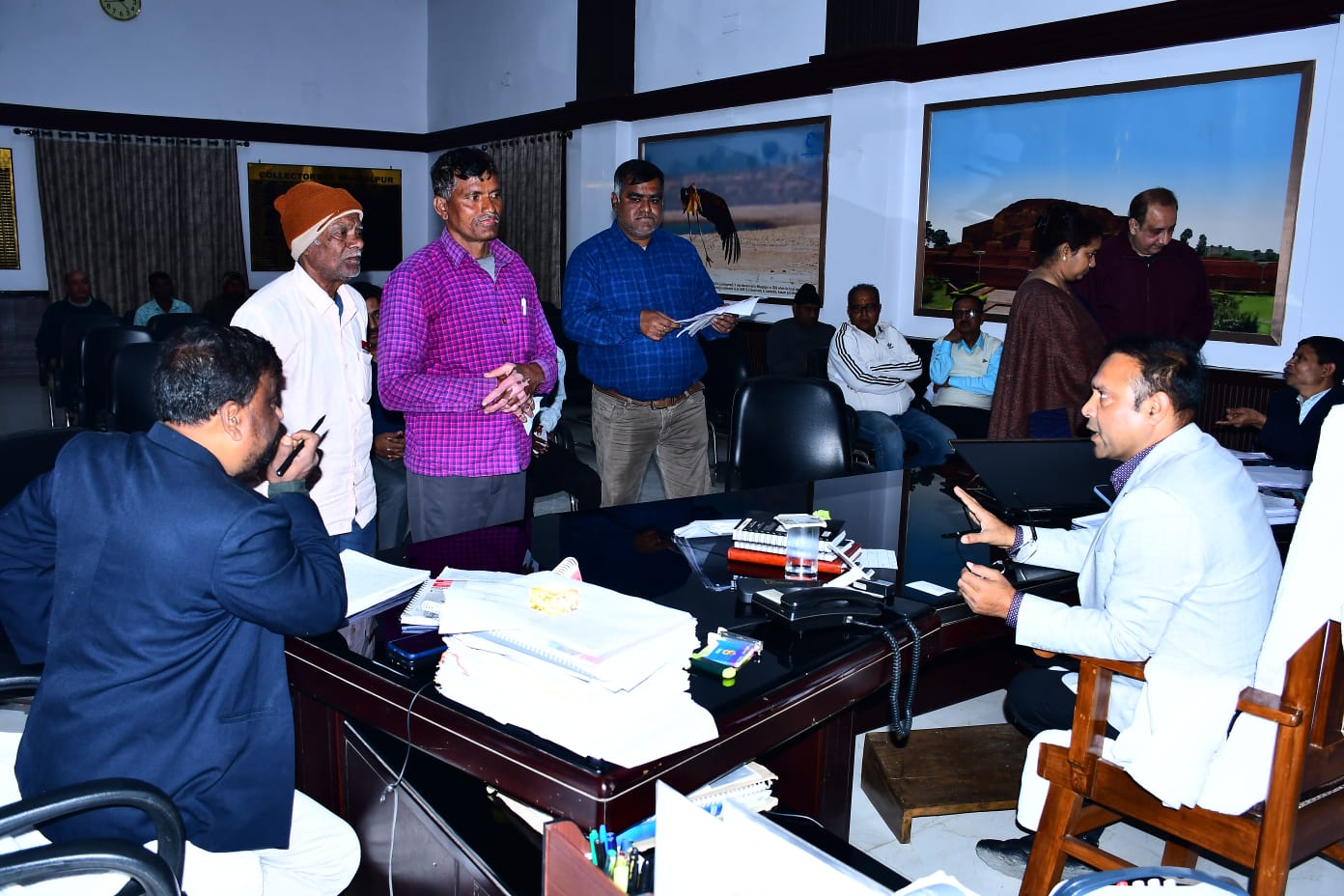 डीएम के जनता दरबार में गूंजी फरियादें, ‘सबका सम्मान–जीवन आसान’ से मिली उम्मीद