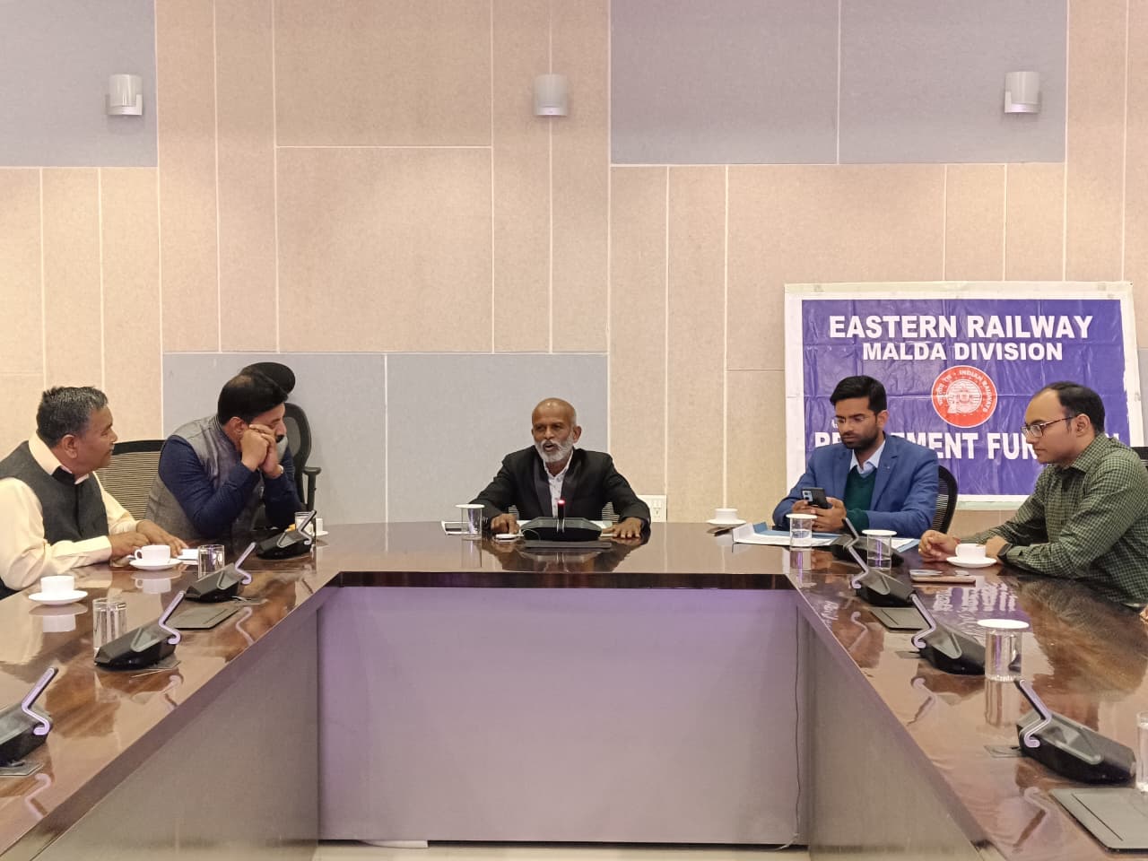 मालदा मंडल में 50 कर्मचारियों को भावभीनी विदाई, डीआरएम ने कहा– आप हमारी पूंजी हैं.. रेलवे परिवार ने कहा– धन्यवाद