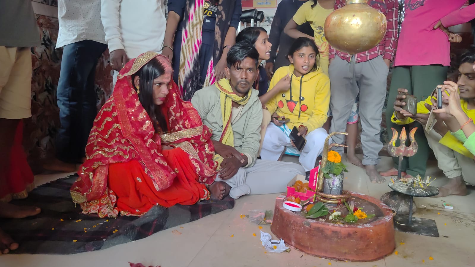 टूटा पैर, नहीं टूटा प्यार.. सड़क हादसे में पैर गंवाने वाले पंकज से आरती ने रचाई शादी.. शिव मंदिर बना गवाह, लोग बोले—आज भी ज़िंदा है सच्चा इश्क