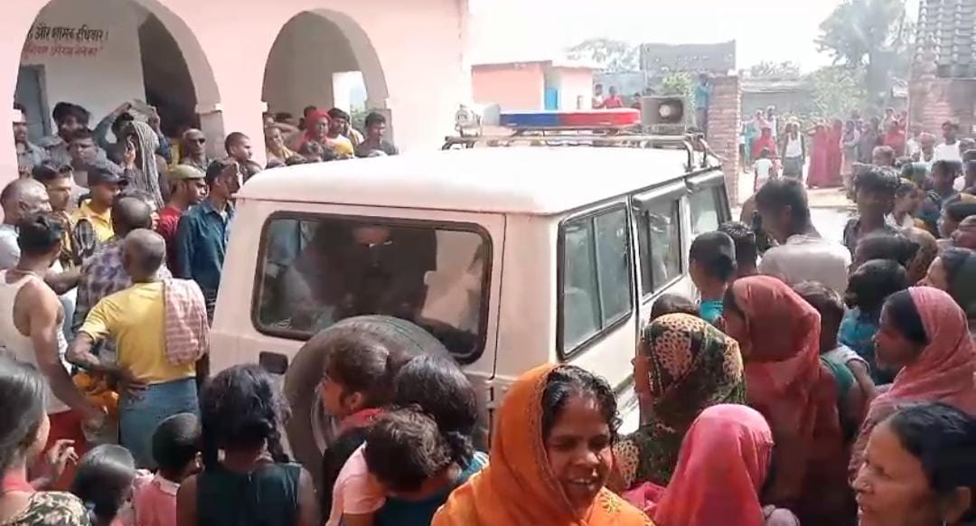 उत्क्रमित मिडिल स्कूल बड़हरा में हंगामा.. भोजन-पानी नहीं मिलने पर तालाबंदी, जांच के दौरान मारपीट