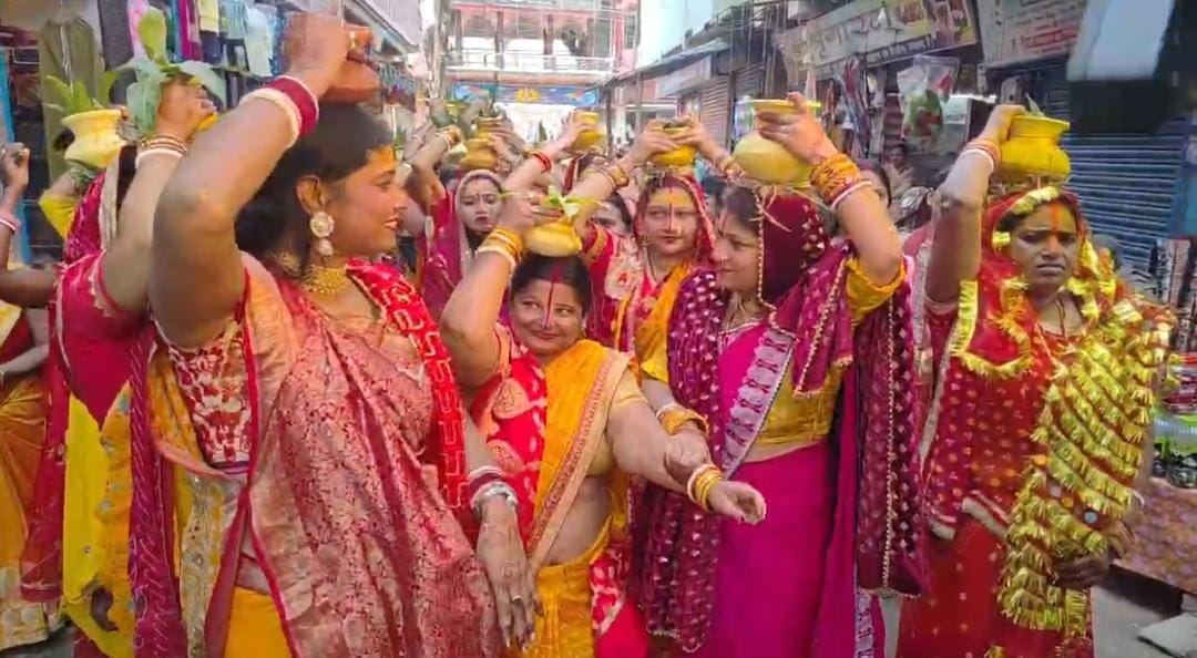 भागलपुर में आस्था का सैलाब: बबरगंज थाने के मंदिर में प्राण-प्रतिष्ठा के लिए निकली भव्य कलश यात्रा