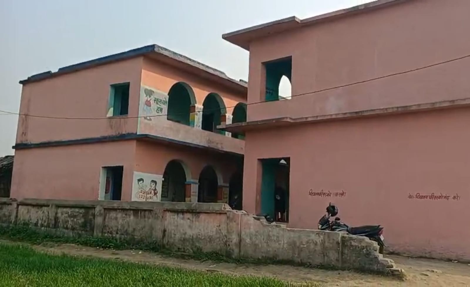 भागलपुर में शिक्षा का ‘वनवास’: 30 साल से स्कूल है, पर रास्ता नहीं; कीचड़ फांदकर पढ़ने आते हैं बच्चे, प्यास बुझाने को पीते हैं आयरन वाला पानी