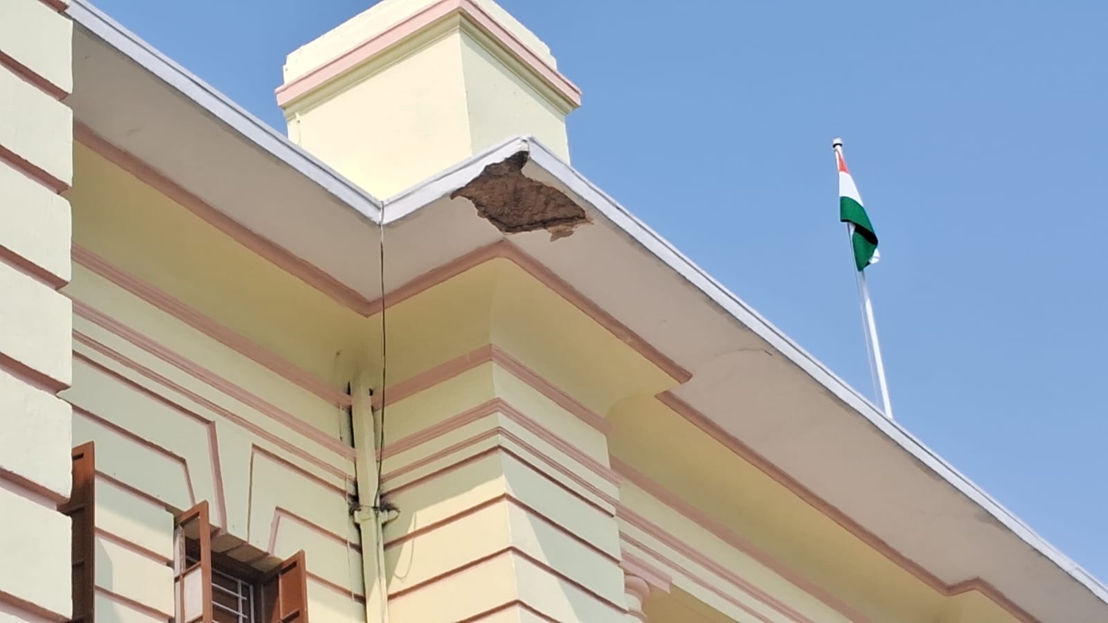 बिहार विधानसभा में बड़ा हादसा टला: स्पीकर के गुजरते ही भरभराकर गिरी छत; लाखों के रिनोवेशन की खुली पोल, बाल-बाल बचे अध्यक्ष