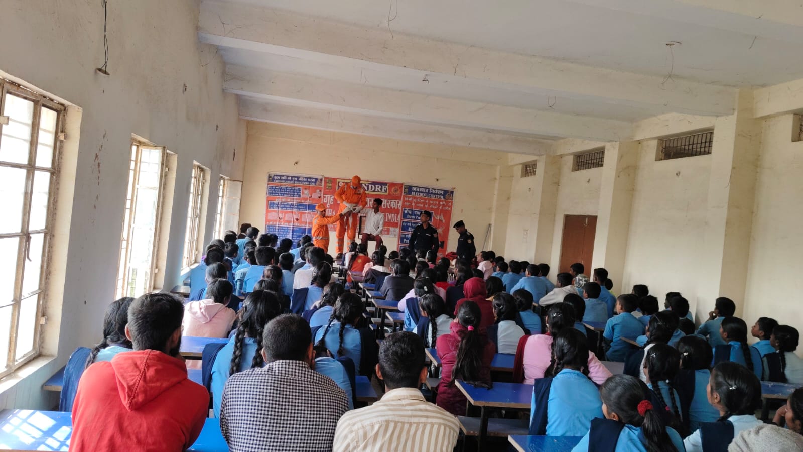 भागलपुर में ‘आपदा’ से जंग की तैयारी: स्कूल में NDRF के जवानों ने किया रेस्क्यू; बच्चों को सिखाया- मुश्किल वक्त में कैसे बचाएं जान