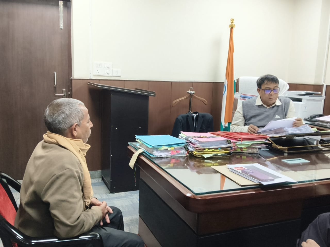 पटना में गृह विभाग का दरबार: अब सोमवार और शुक्रवार को सीधे अफसरों से मिलिए; विशेष सचिव ने सुनी फरियाद, अधिकारियों को कहा- संवेदनशील बनें