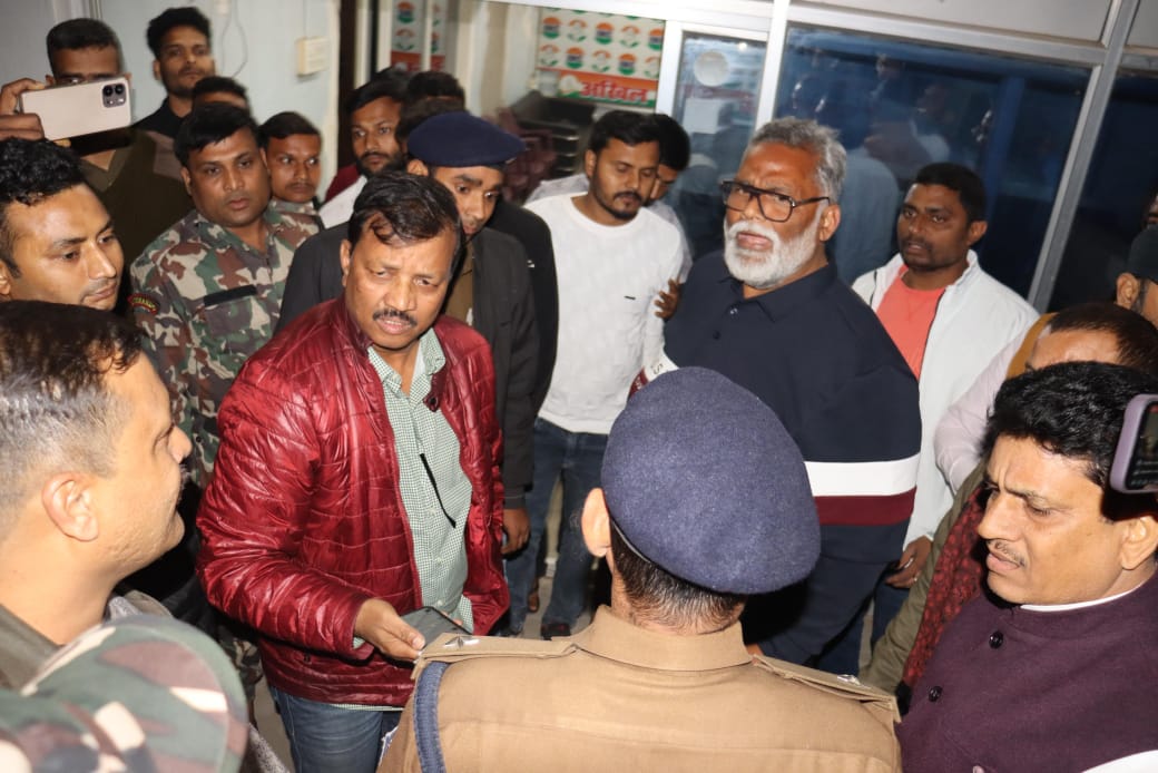 आधी रात को पप्पू यादव गिरफ्तार: 2.5 घंटे चला ड्रामा, पुलिस की गाड़ी के आगे लेटे समर्थक; सांसद बोले- बीमार हूं, ये मुझे मार देंगे