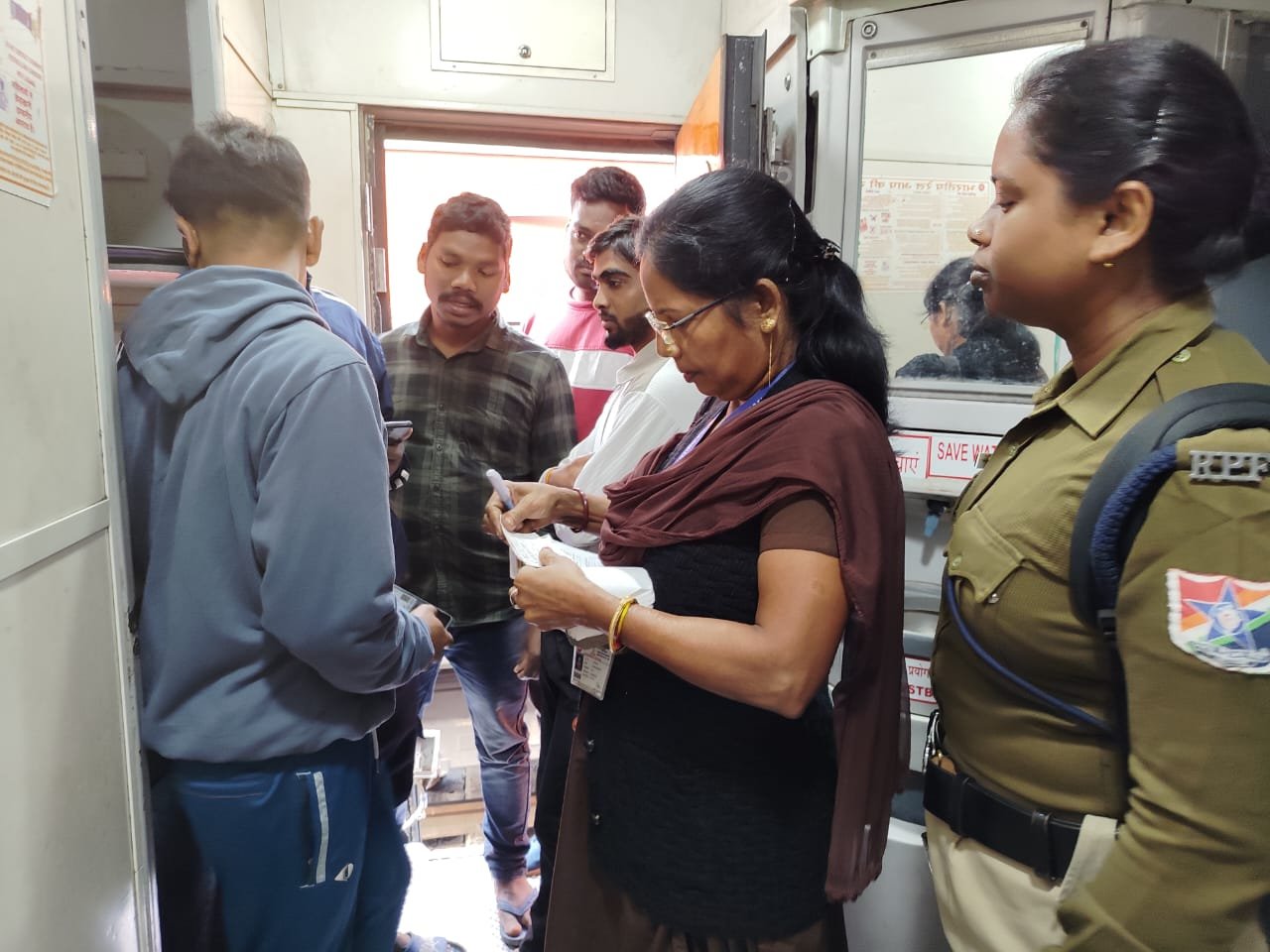 बेटिकट यात्रियों की शामत: मालदा मंडल ने 10 महीने में वसूले 11.74 करोड़; 1.68 लाख लोग पकड़ाए, पिछले साल से दोगुना हुआ जुर्माना