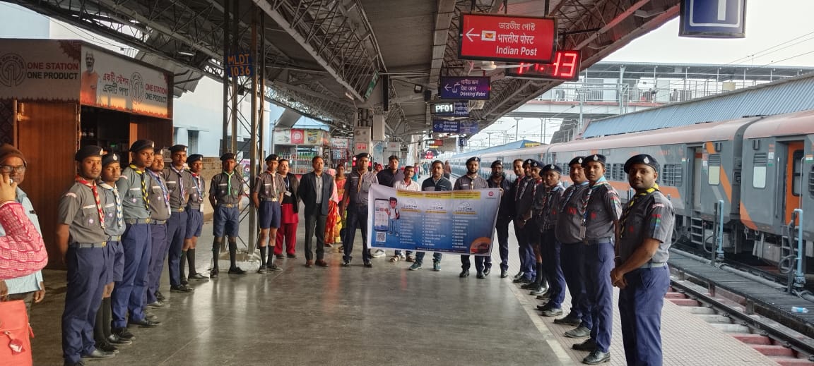 मालदा स्टेशन पर ‘नुक्कड़ नाटक’: स्काउट्स ने बताया- लाइन में मत लगो, ‘RailOne App’ यूज करो; टिकट पर मिलेगी 3% की छूट
