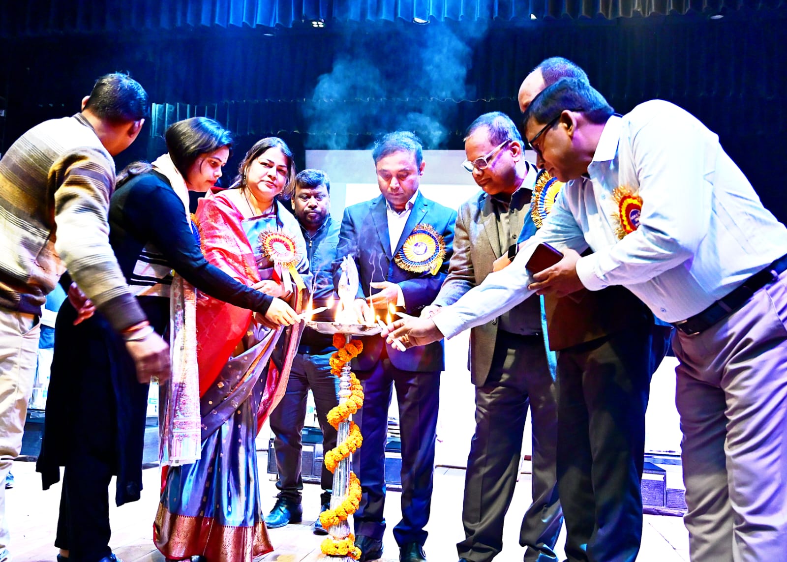 भागलपुर में सजी उर्दू की महफिल: DM बोले- उर्दू के बिना बॉलीवुड के गाने अधूरे, मेरे आवास पर भी लगी है उर्दू नेमप्लेट; मुशायरे में गूंजी तालियां