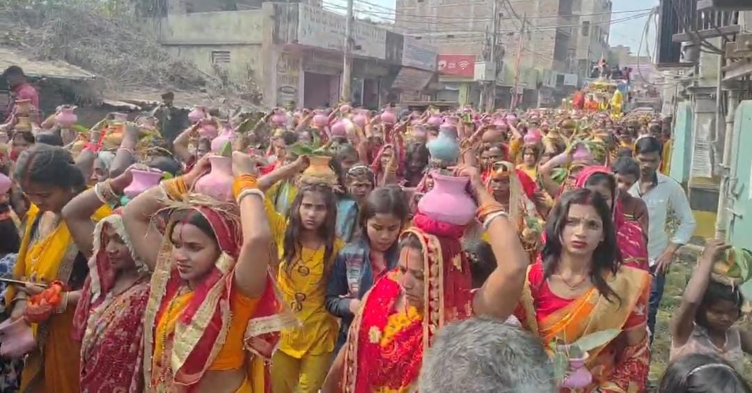 भागलपुर में भक्ति की बयार: महादेव तालाब से निकली भव्य कलश यात्रा; सिर पर कलश रखकर झूमती निकलीं हजारों महिलाएं, 15 तक बहेगी कथा की धारा