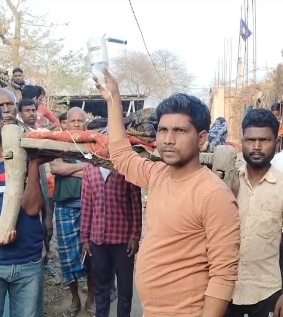 भागलपुर में ‘खाट’ पर सिस्टम: हाथ में सलाइन और कंधे पर मरीज; सड़क नहीं तो 20 KM पैदल चले परिजन, 17 साल से गांव ने नहीं देखी पक्की सड़क