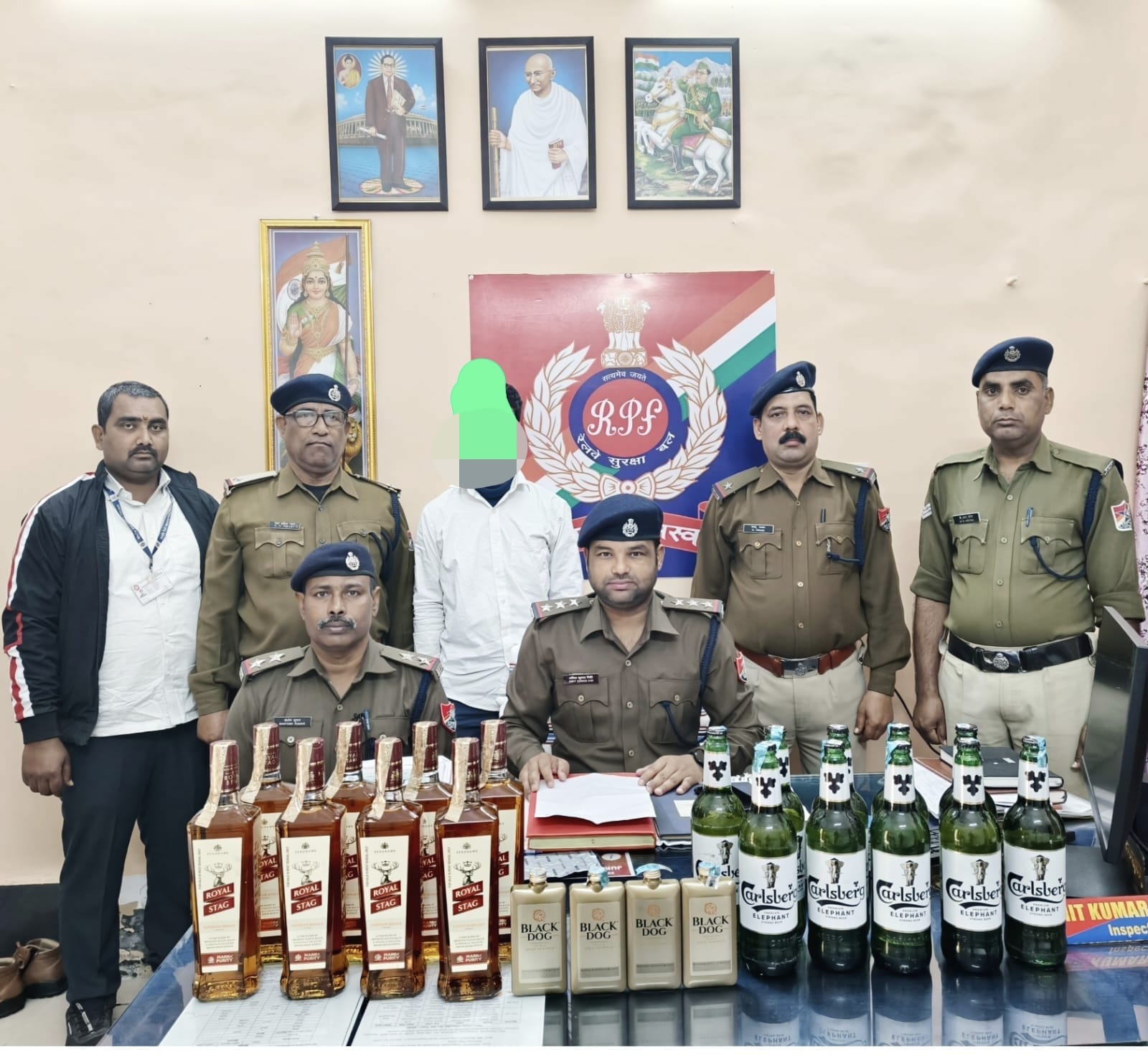 रेलवे का ‘ऑपरेशन सुरक्षा’: भागलपुर स्टेशन पर शराब के साथ तस्कर गिरफ्तार; तीनपहाड़ में तत्काल टिकट की कालाबाजारी करते 2 दलाल धराए