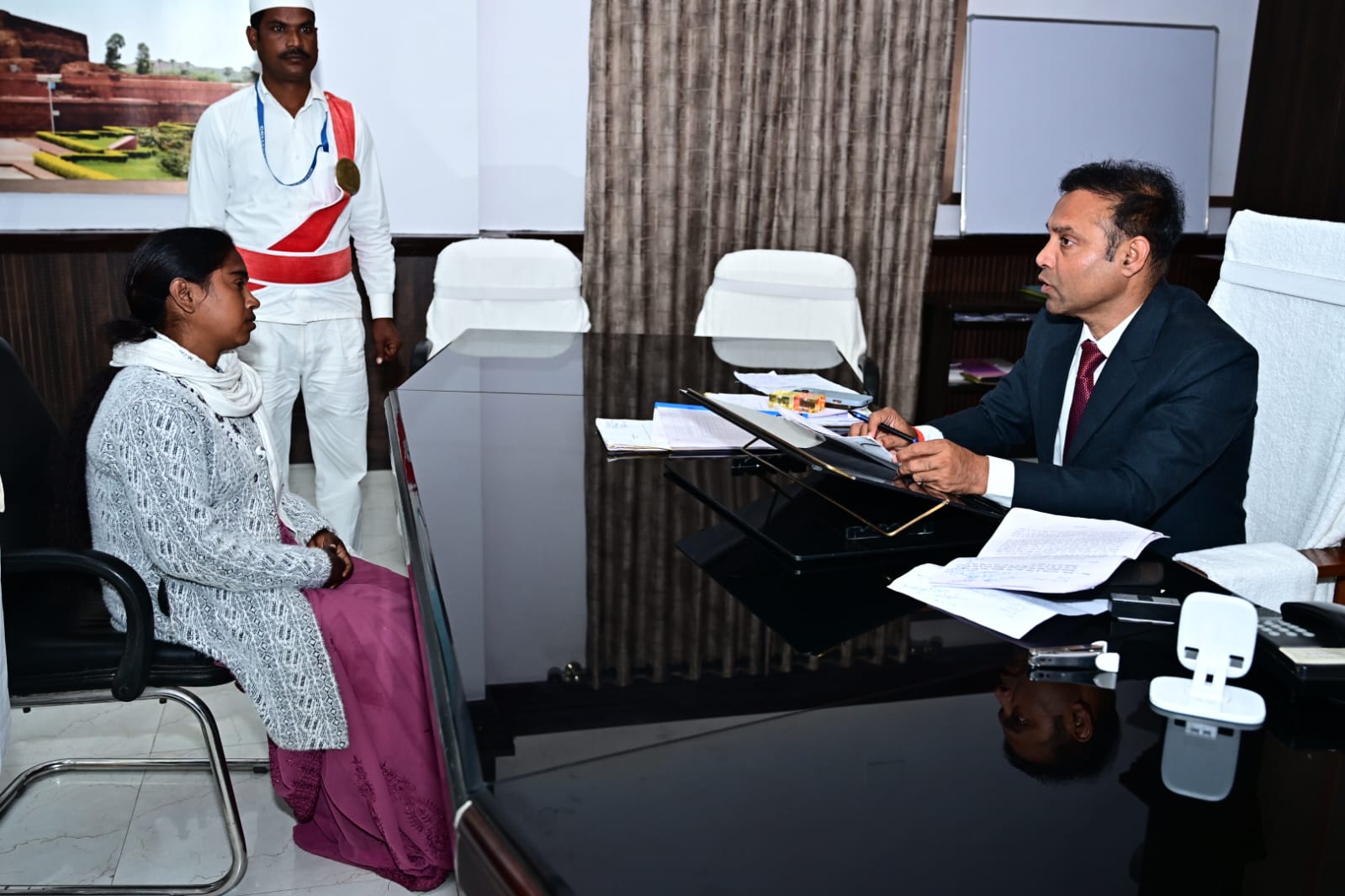 भागलपुर DM के दरबार में व्हिलचेयर पर पहुंचा फरियादी: ‘सबका सम्मान-जीवन आसान’ के तहत 60 मामलों की सुनवाई; जमीन और पेंशन की समस्याएं सबसे ज्यादा