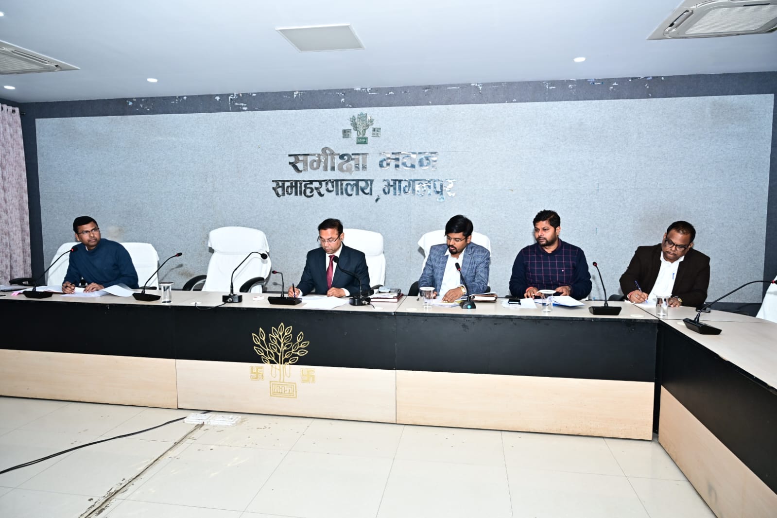 भागलपुर DM का फरमान: खाली जमीन पर भी लगेगा टैक्स, 20 फरवरी के बाद सड़क पर कचरा फेंका तो खैर नहीं; शादी में 10 बजे के बाद डीजे-पटाखा बैन