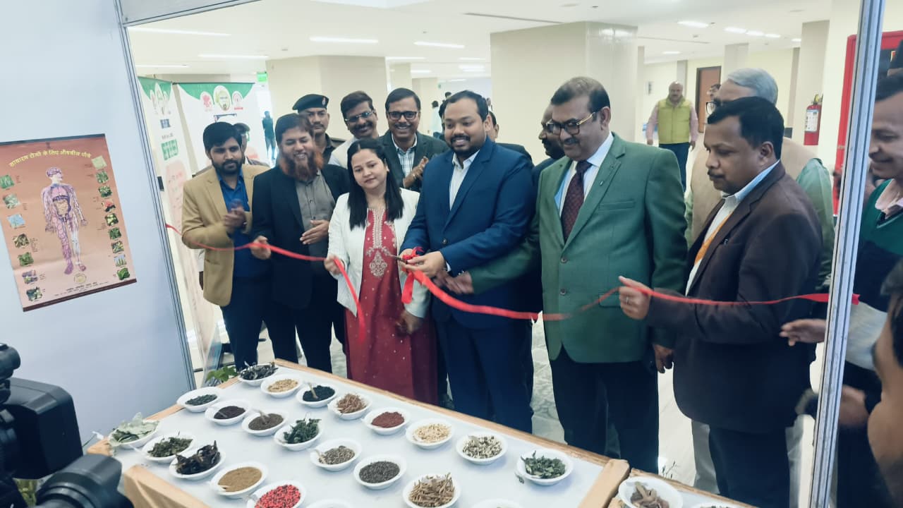 पटना में यूनानी दिवस 2026: ज्ञान भवन में वैज्ञानिक संगोष्ठी का आयोजन; उत्कृष्ट कार्य करने वाले यूनानी चिकित्सक हुए सम्मानित