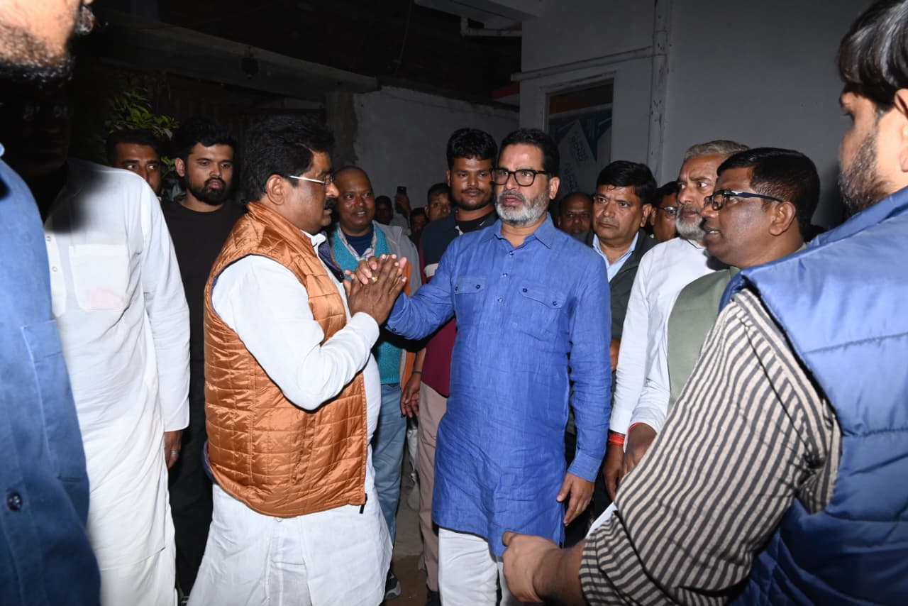 दरभंगा: नाबालिग रेप पीड़िता के घर पहुंचे प्रशांत किशोर, पुलिस-प्रशासन पर जमकर बरसे; कहा- ‘बिहार में अधिकारियों का जंगलराज’