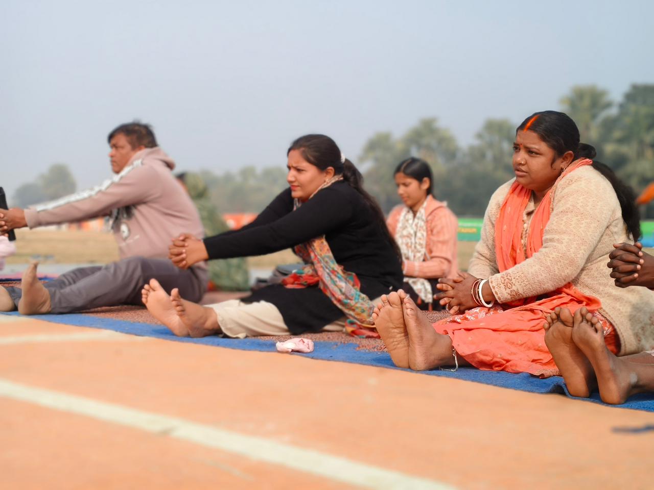 लखीसराय में ‘बेटियों’ की स्वास्थ्य क्रांति: 17-18 साल की छात्राएं गांव वालों को दे रहीं एडवांस योगा की फ्री ट्रेनिंग; रोजाना पहुंच रहे 100 से ज्यादा लोग