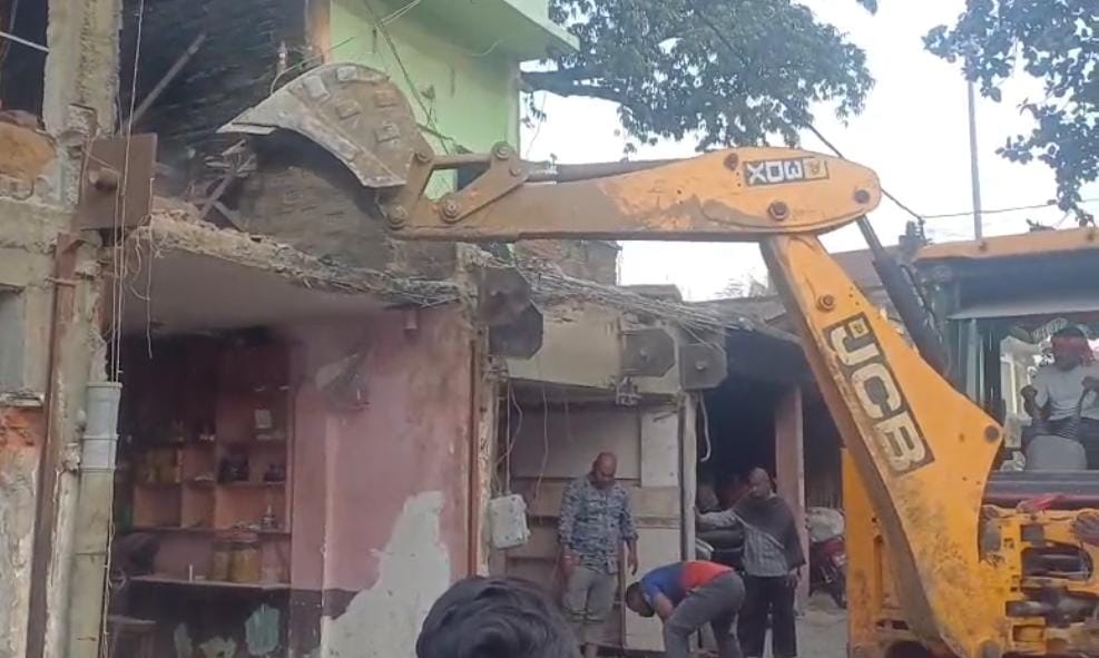 भागलपुर के शाहकुंड में गरजा प्रशासन का बुलडोजर: असरगंज मोड़ से बाजार तक तोड़े गए अवैध निर्माण; IAS जतिन कुमार ने दी 1 दिन की मोहलत