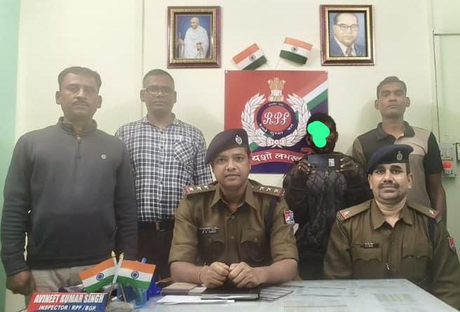 भागलपुर जंक्शन पर RPF का एक्शन: प्लेटफार्म 4-5 से कुख्यात अपराधी गिरफ्तार; चोरी का मोबाइल बरामद, भागने की कर रहा था कोशिश