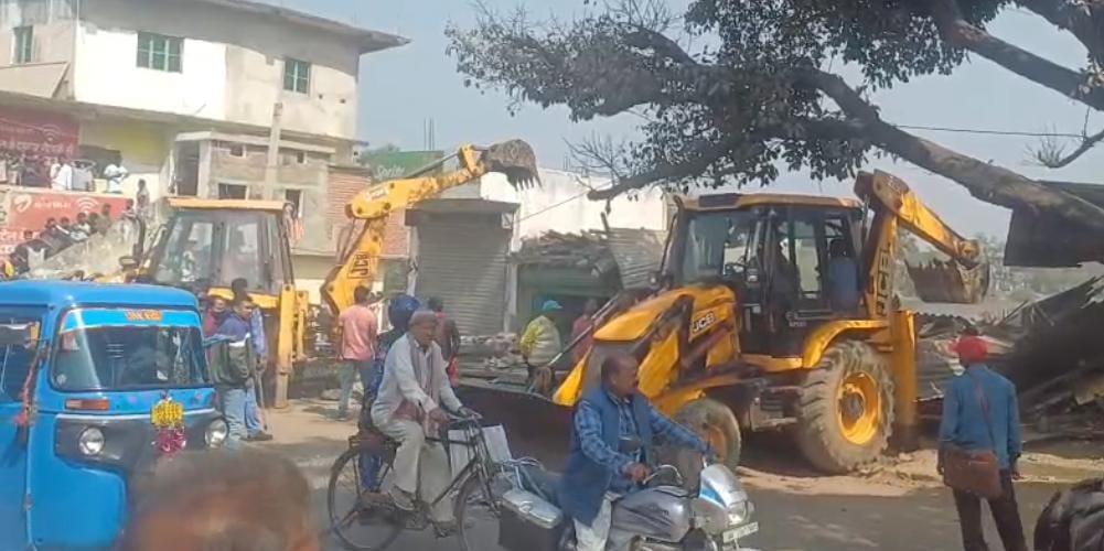 भागलपुर : शाहकुंड बाजार में फिर गरजा बुलडोजर, 25 दुकानें जमींदोज; IAS जतिन कुमार की चेतावनी- ‘खुद हटा लें कब्जा, वरना खैर नहीं’