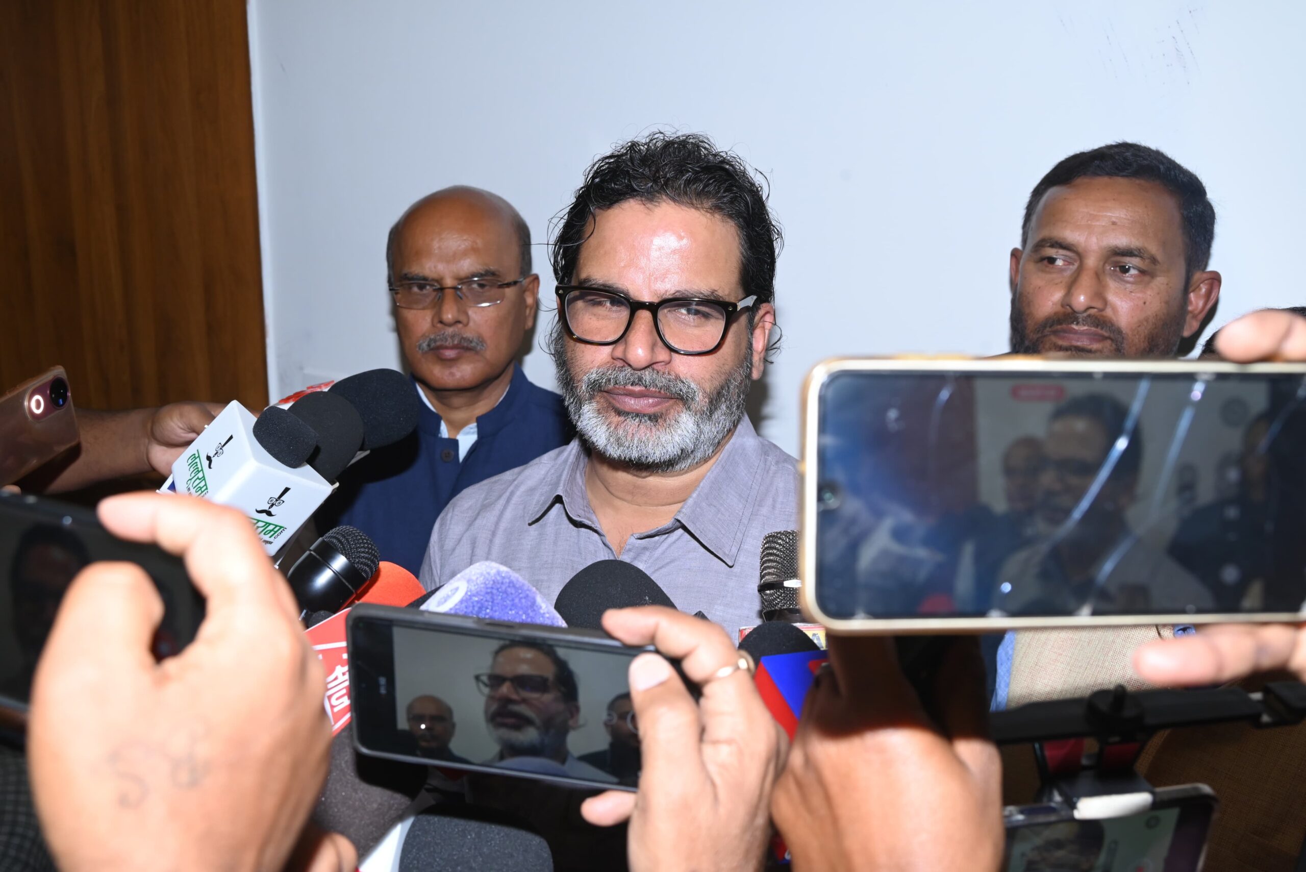 हाजीपुर में गरजे प्रशांत किशोर: ‘अपराधियों को पकड़ने के बजाय जनता को दबा रही पुलिस’; पंचायत चुनाव लड़ने पर भी दिया बड़ा संकेत