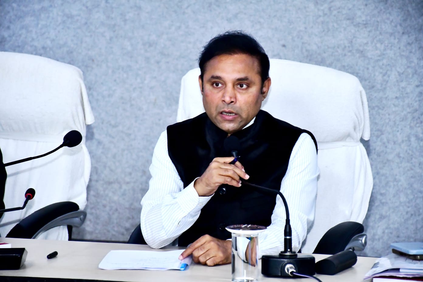 भागलपुर में झोलाछाप डॉक्टरों पर FIR और क्लीनिक सील करने का आदेश; काम में लापरवाही पर रुका वेतन