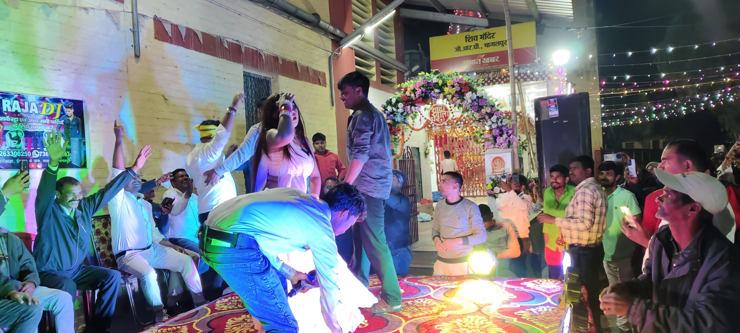 महाशिवरात्रि पर ‘मर्यादा’ तार-तार: जीआरपी थाने के मंदिर में बार-बालाओं का डांस; पुलिसवाले ही उड़ाते दिखे नोट, नियमों की उड़ी धज्जियां