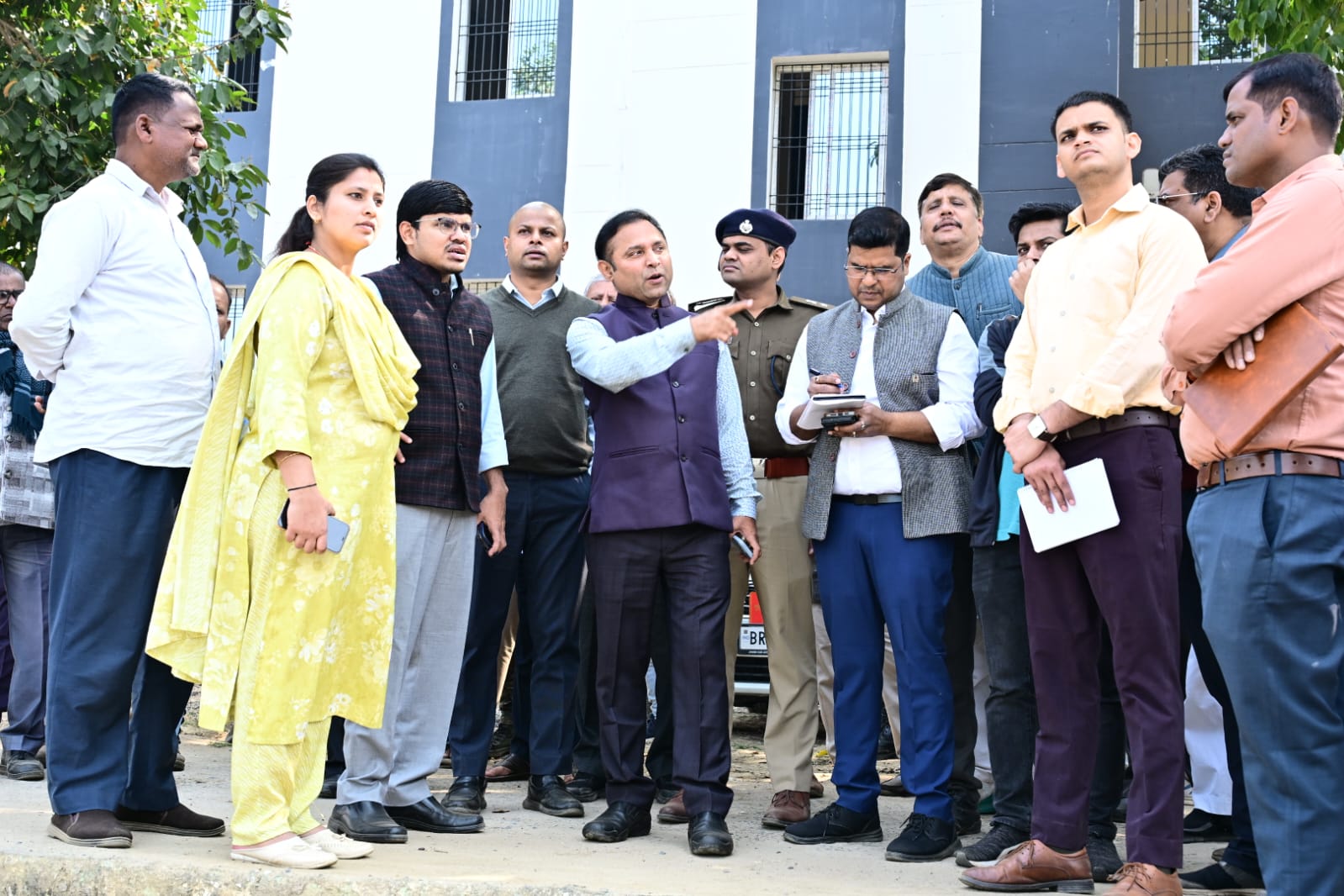 डीएम डॉ. नवल किशोर चौधरी ने बैजानी पंचायत का किया स्थलीय निरीक्षण; आकांक्षी प्रखंड के मानकों पर विकास तेज करने का निर्देश