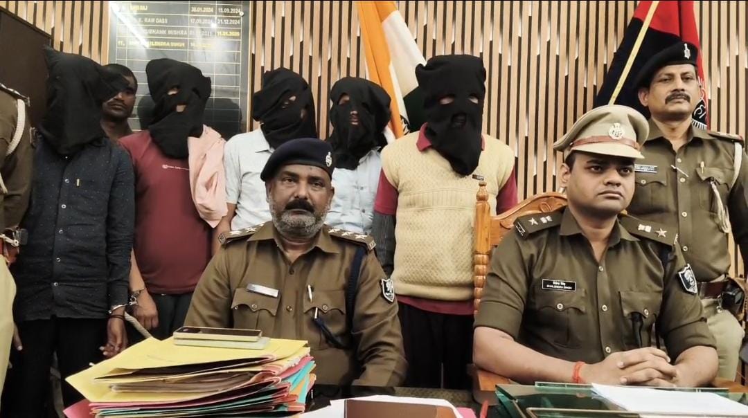 भागलपुर में 'हैंडलूम' की आड़ में बन रहे थे हथियार: रहमतबाग में मिनी गन फैक्ट्री का भंडाफोड़; बंगाल-बिहार STF के ज्वाइंट ऑपरेशन में 5 गिरफ्तार 1 भागलपुर में 'हैंडलूम' की आड़ में बन रहे थे हथियार: रहमतबाग में मिनी गन फैक्ट्री का भंडाफोड़; बंगाल-बिहार STF के ज्वाइंट ऑपरेशन में 5 गिरफ्तार