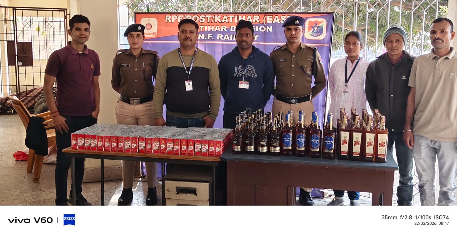 मौत की पटरियों पर ‘शराब का पाताल लोक’: कटिहार में ट्रेन के नीचे बिछाया तस्करी का जाल, होमगार्ड के जज्बे ने फेल किया तस्करों का ‘मास्टर प्लान’