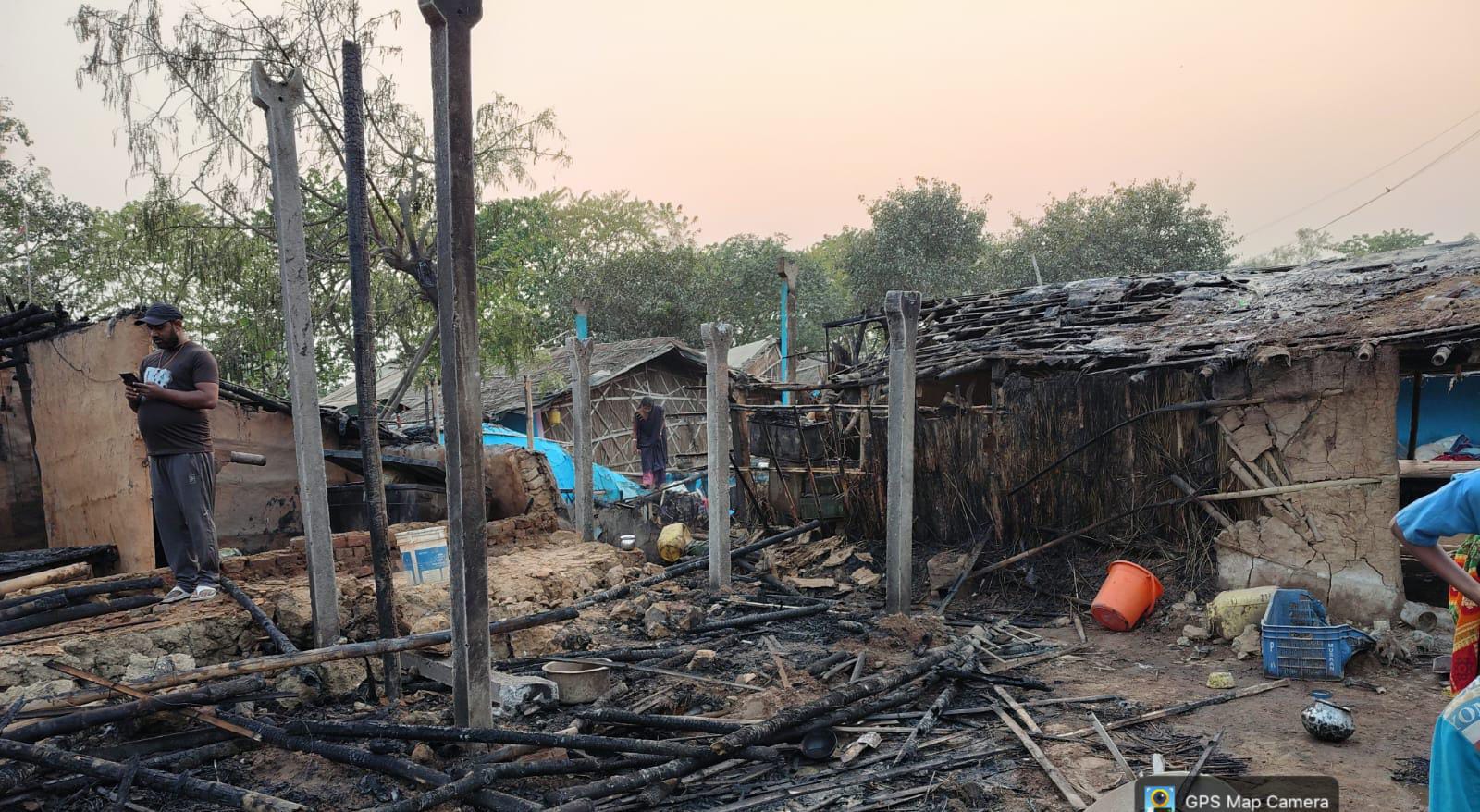 कहलगांव में चूल्हे की चिंगारी ने 8 परिवारों को किया सड़क पर, मछली पकड़ने के जाल से लेकर शादी का सामान तक सब राख