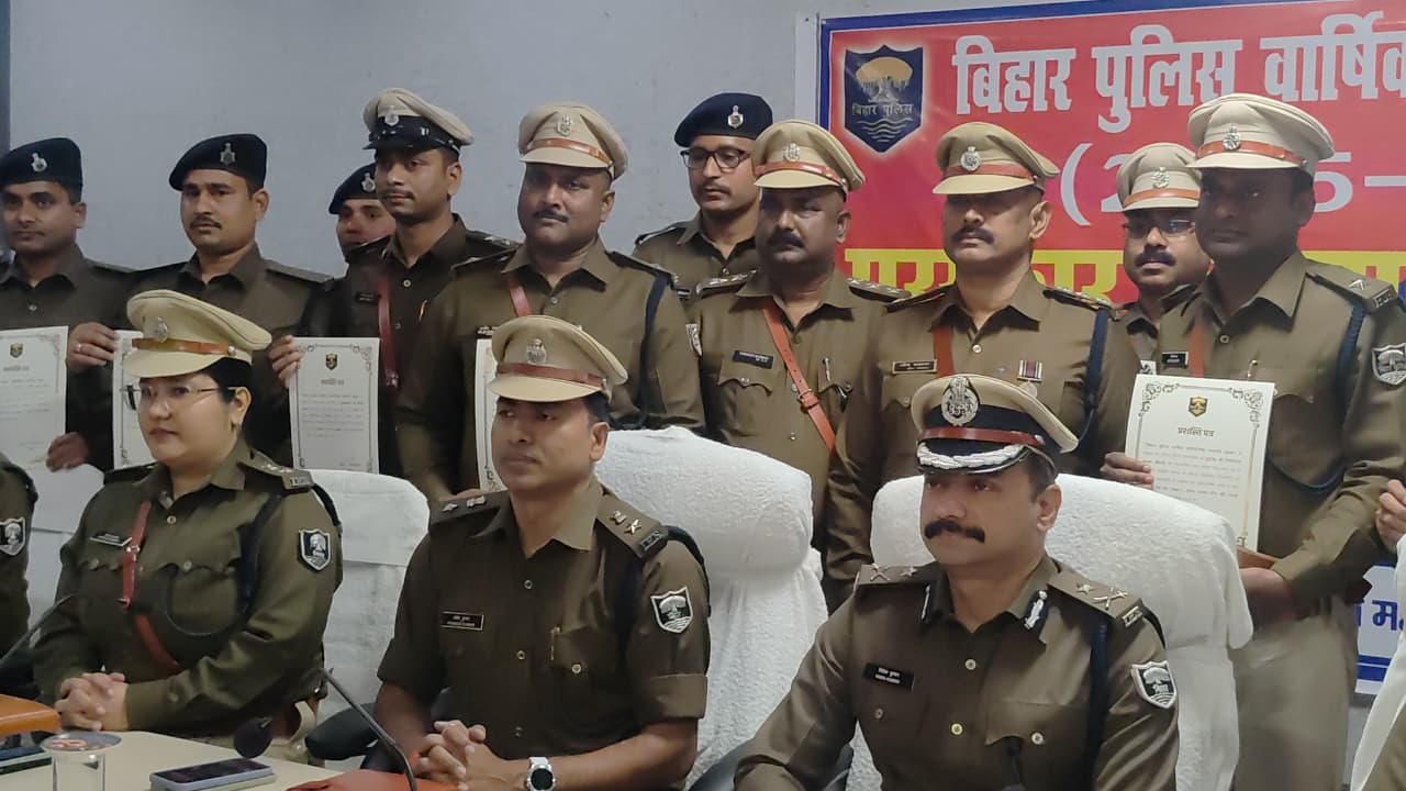 खाकी का सम्मान: रेंज आईजी ने भागलपुर, बांका और नवगछिया के 27 पुलिसकर्मियों को किया पुरस्कृत; बेहतर 'क्राइम कंट्रोल' के लिए मिली नकद राशि
