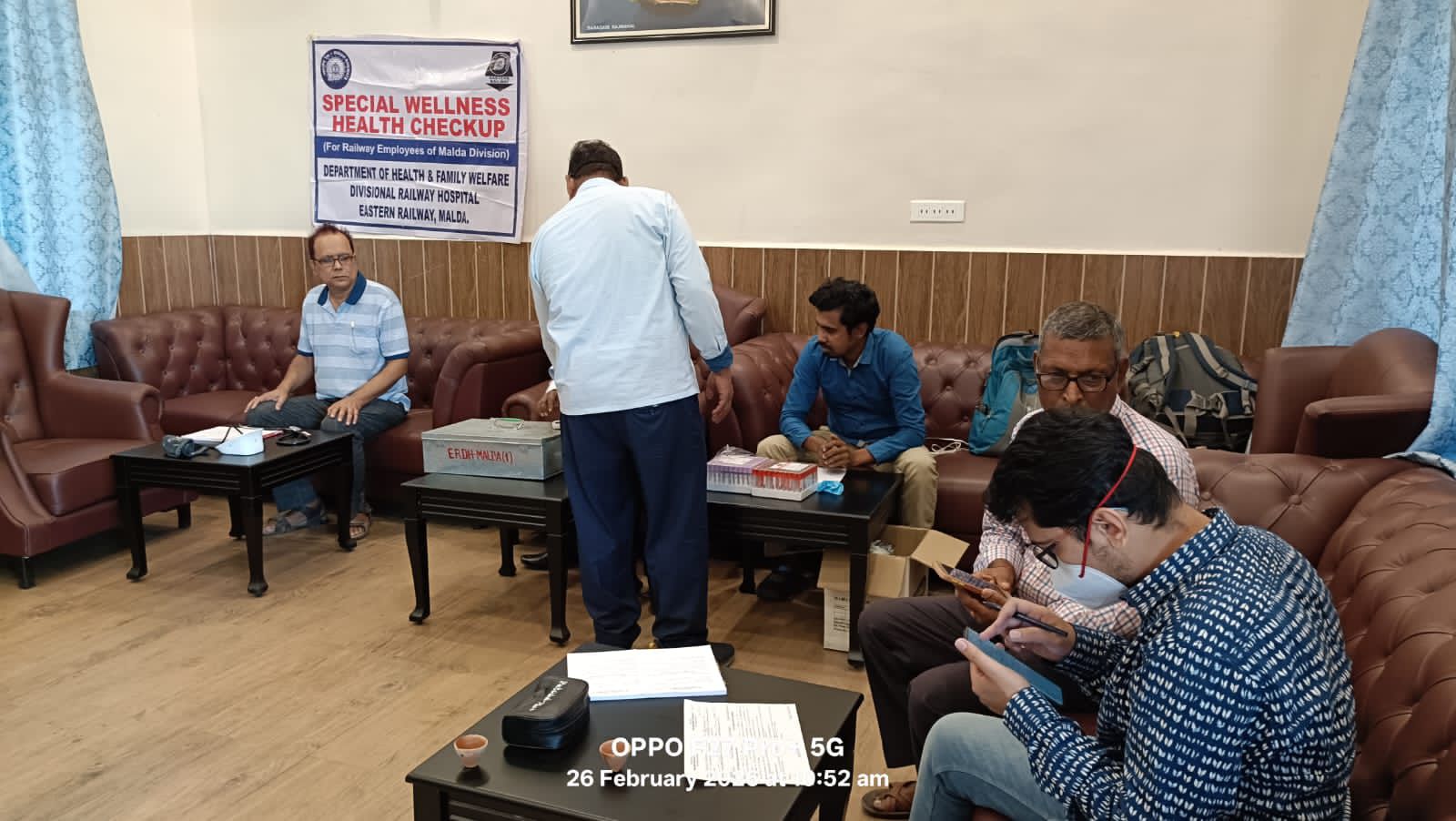 रेलवे कर्मियों की सेहत का ‘जंक्शन’: मालदा मंडल अस्पताल ने राजमहल स्टेशन पर लगाया स्वास्थ्य शिविर; 50 से अधिक लोगों की हुई जांच