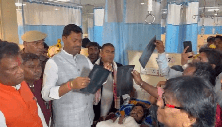 दरभंगा हिंसा पर एक्शन में मंत्री लखेंद्र कुमार रौशन: DMCH पहुँचकर जाना पीड़ितों का हाल; दोषियों पर ‘स्ट्राइक’ और सहायता का दिया बड़ा भरोसा