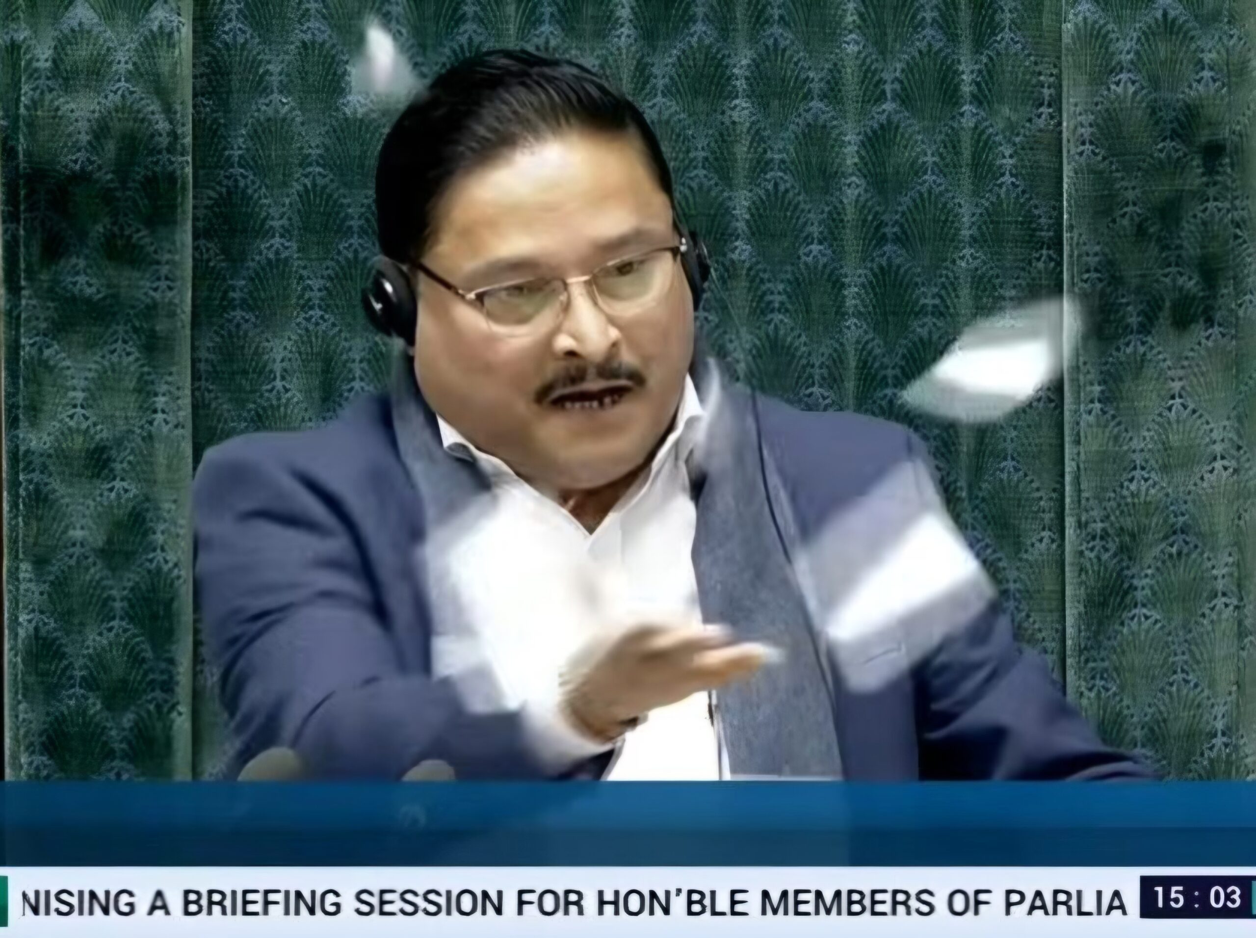 लोकसभा में हंगामा: आसन की ओर कागज फेंकने पर 8 विपक्षी सांसद निलंबित