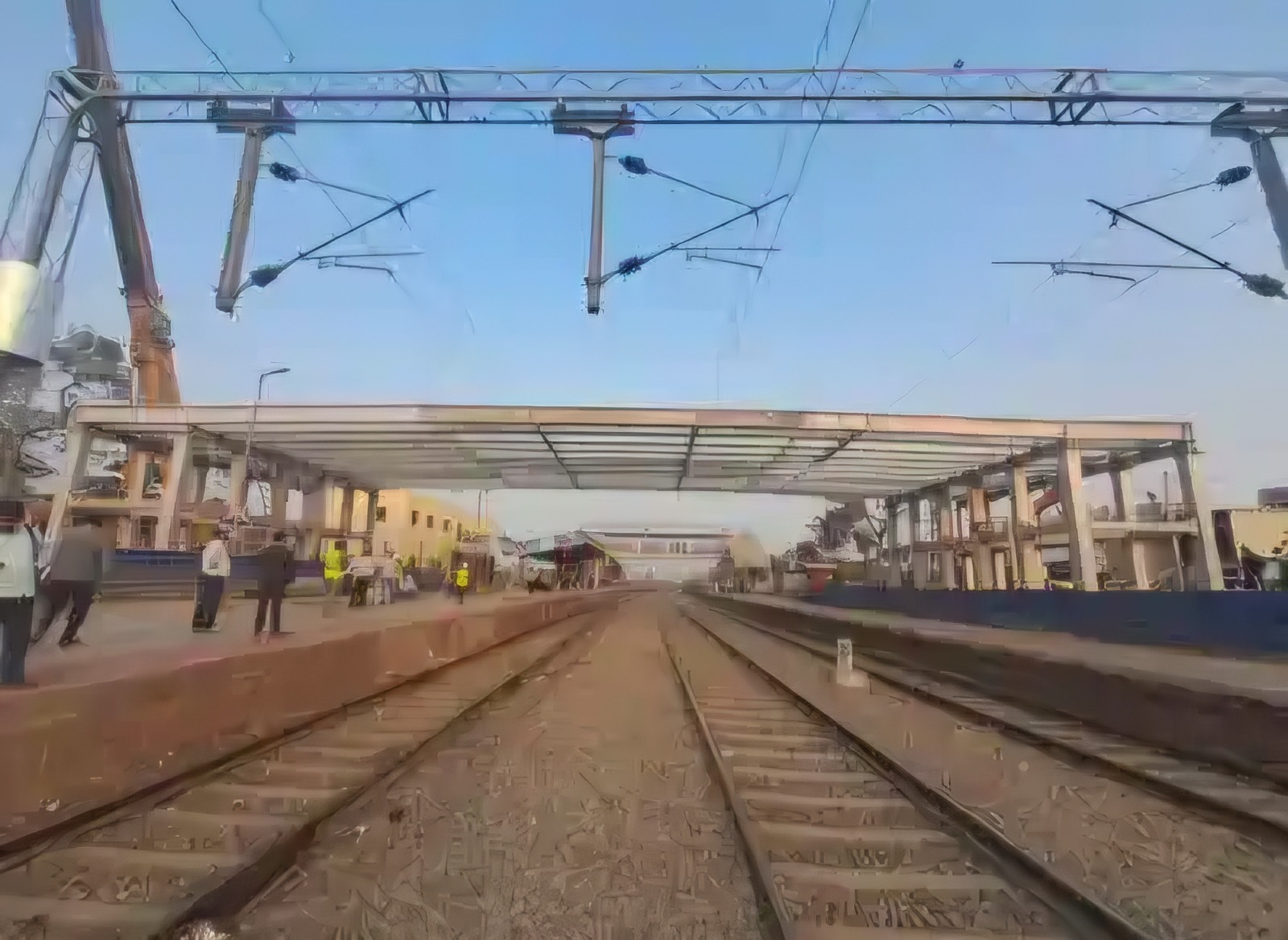 पीरपैंती अमृत भारत स्टेशन पर विकास की ‘ऊंची छलांग’: 12 मीटर चौड़े FOB के लिए 11 गार्डर स्थापित; घंटों थमी रही ट्रेनों की रफ्तार