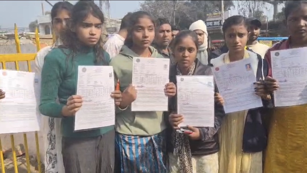 एग्जाम सेंटर में नहीं मिली एंट्री, सड़क पर फूट-फूट कर रोई छात्रा