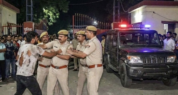 थाने के गेट पर दारोगा पर जानलेवा हमला, सड़क पर पटककर गले पर मारा ब्लेड