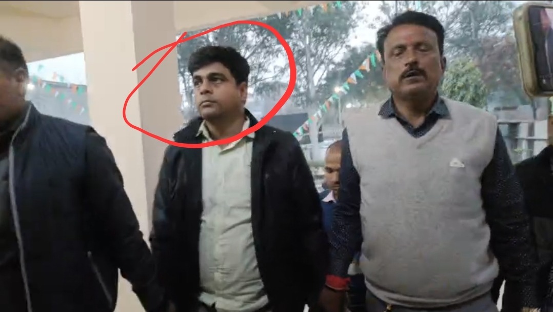 नवादा में निगरानी की बड़ी कार्रवाई, रिश्वत लेते रंगेहाथ राजस्व कर्मचारी गिरफ्तार