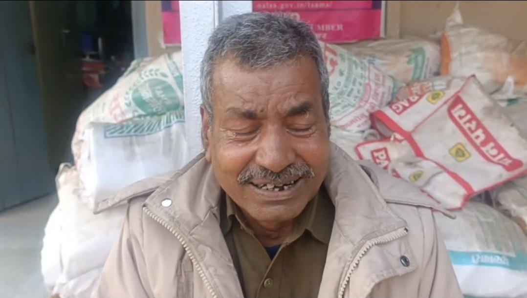 वर्दी भी नहीं बचा पाई रकम! मधुबनी में दफादार से 2 लाख की चोरी.. बैंक से पैसे निकालकर दर्जी के पास गया था, बदमाश डिक्की से झोला उड़ा ले गए