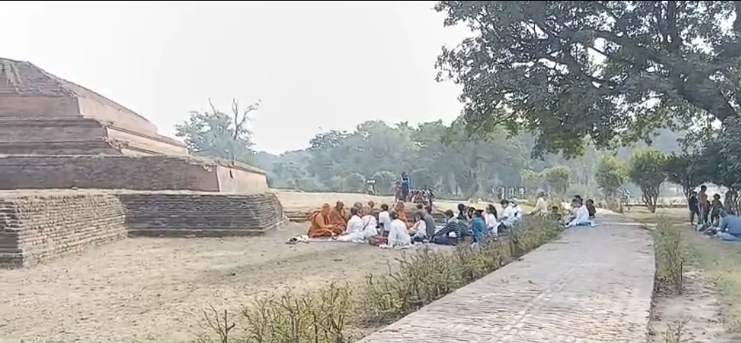 नंदनगढ़ पहुंचे थाईलैंड के 28 बौद्ध श्रद्धालु, भगवान बुद्ध की आराधना से गूंज उठा स्तूप परिसर