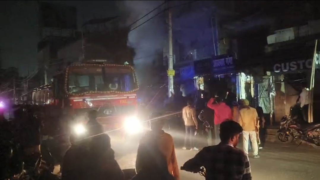 कंकड़बाग में बिल्डिंग और दुकान में भीषण आग: 15 दमकल गाड़ियों ने पाया काबू, लाखों का सामान जला